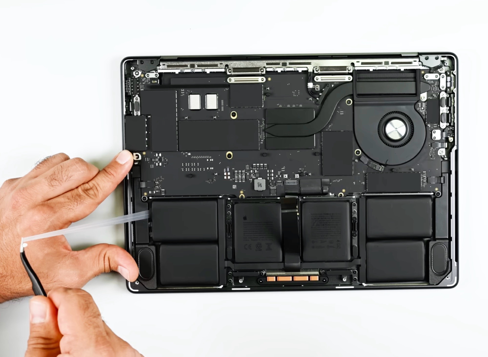 MacBook abierta durante diagnóstico y reparación de placa lógica